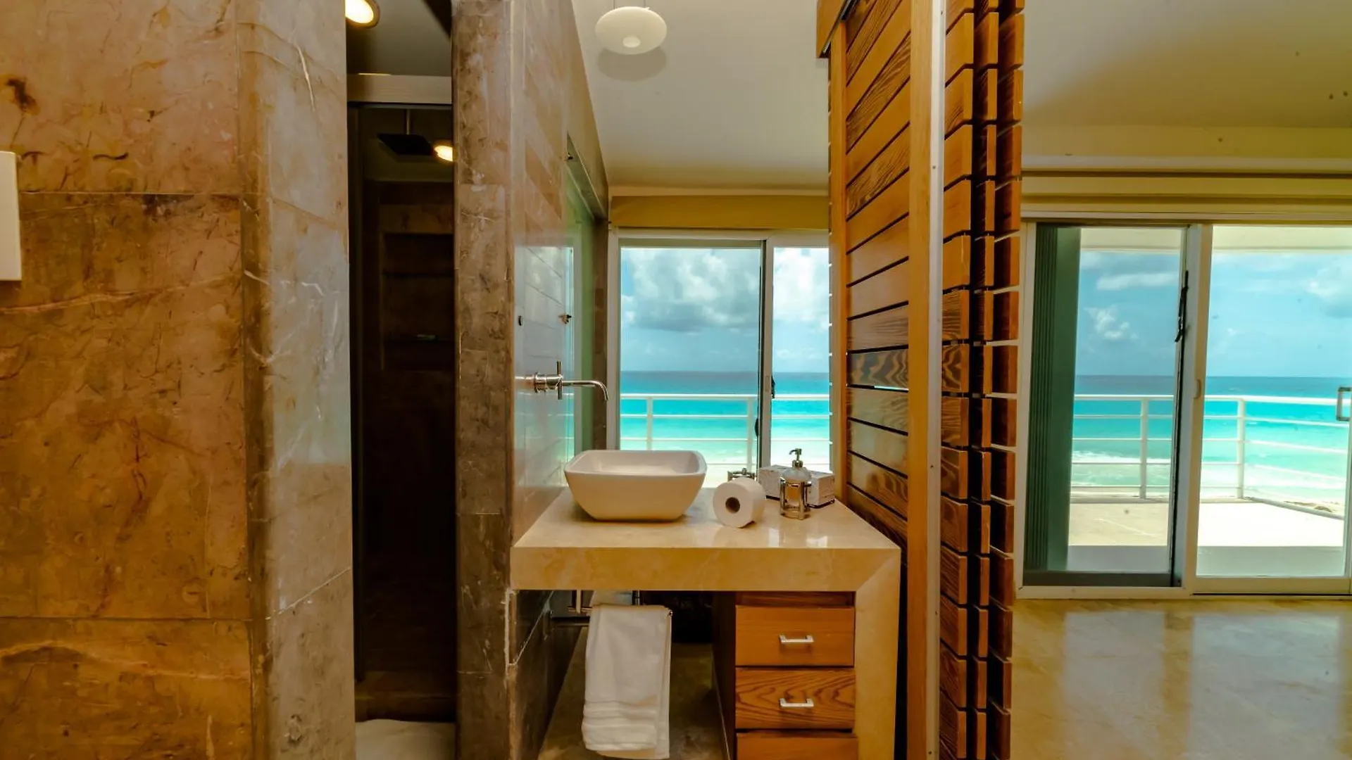 Brisas Beach Shore Villa - Heated Private Pool カンクン アパート