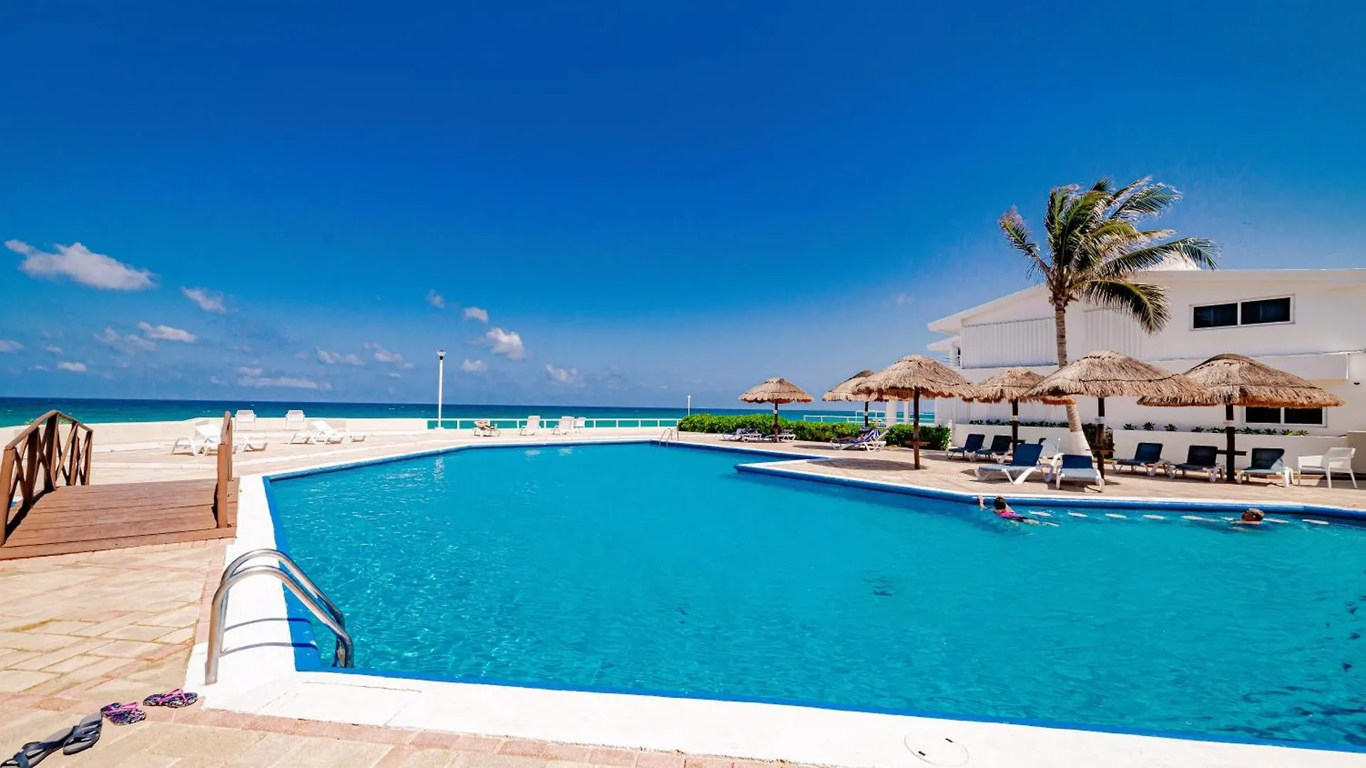 Brisas Beach Shore Villa - Heated Private Pool カンクン アパート